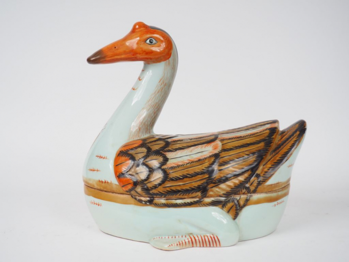 Grande terrine en porcelaine de Chine, compagnie des Indes, figurant u