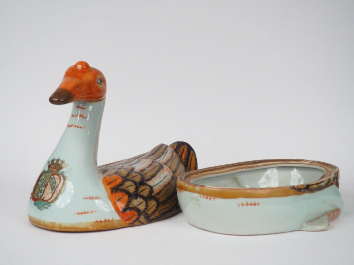 Grande terrine en porcelaine de Chine, compagnie des Indes, figurant u