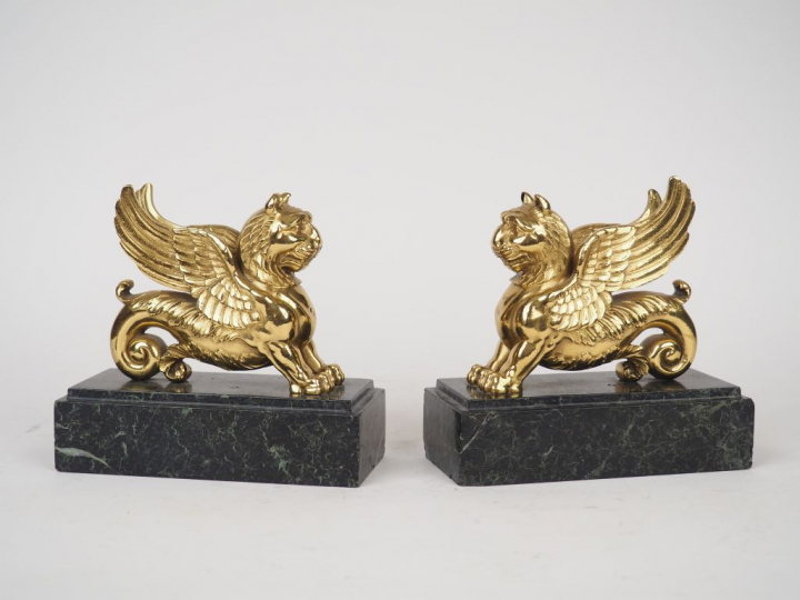 Paire sujets "chimères" en bronze doré reponsant sur des socles en mar