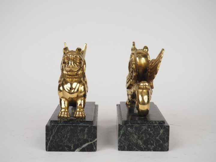 Paire sujets "chimères" en bronze doré reponsant sur des socles en mar