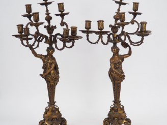 Vente aux enchères Paire de chandeliers de style Louis XIV en bronze patiné éclairant 8 l