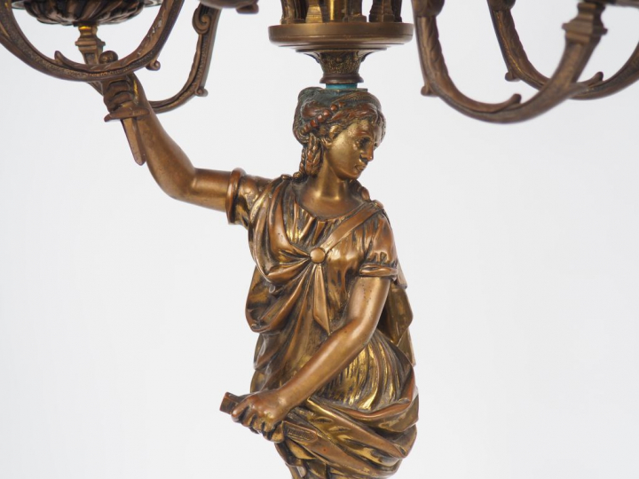 Paire de chandeliers de style Louis XIV en bronze patiné éclairant 8 l