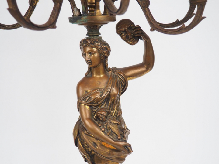 Paire de chandeliers de style Louis XIV en bronze patiné éclairant 8 l