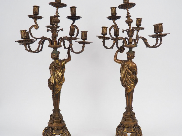 Paire de chandeliers de style Louis XIV en bronze patiné éclairant 8 l