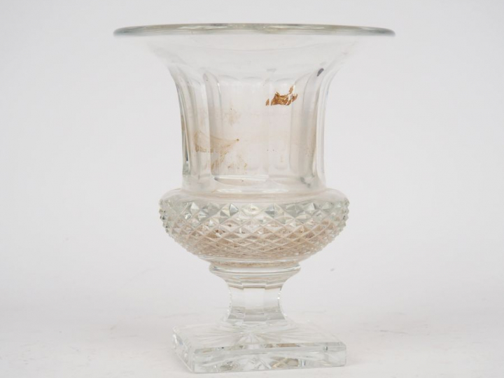 ST LOUIS. Vase Médicis en cristal taillé à décor de croisillons. H. 24