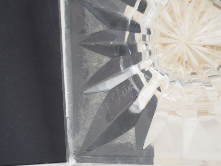 ST LOUIS. Vase Médicis en cristal taillé à décor de croisillons. H. 24