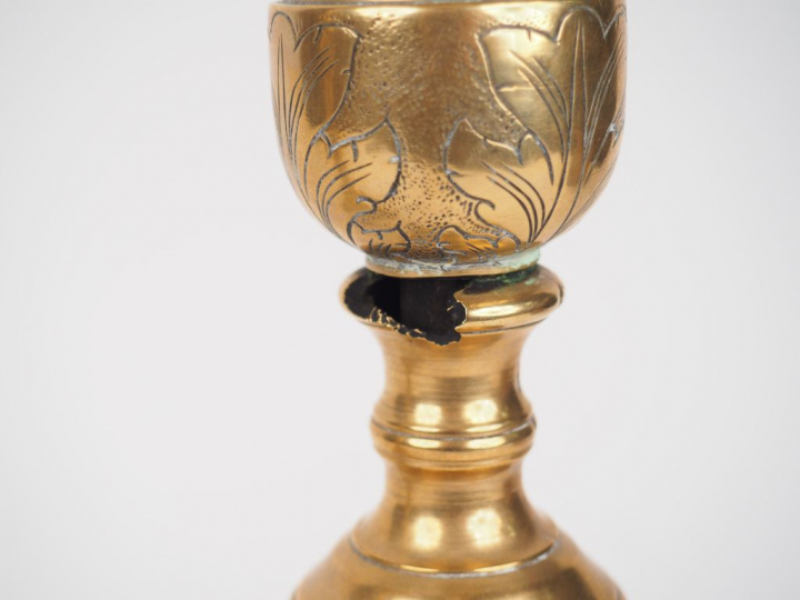 Paire de grands bougeoirs Louis XIII en bronze, fût balustre piètement