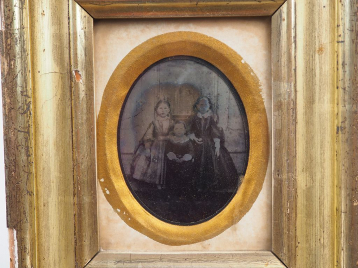 Deux différents Daguerotypes représentant des portraits de famille. Di