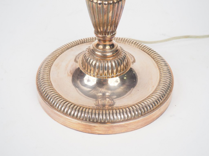 Grand bougeoir à décor de godrons éclairant à trois lumières en forme 