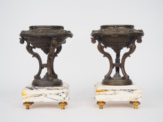Vente aux enchères Paire de cassolettes de style Napoléon III de style Louis XVI en marbr