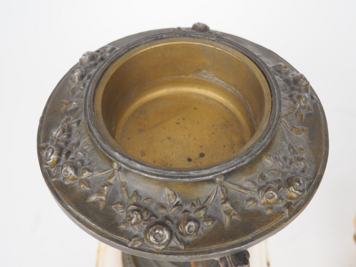 Paire de cassolettes de style Napoléon III de style Louis XVI en marbr