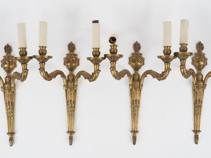 Suite de quatre appliques doubles de style Louis XVI en bronze. Dim: 4