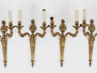 Vente aux enchères Suite de quatre appliques doubles de style Louis XVI en bronze. Dim: 4