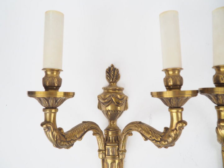Suite de quatre appliques doubles de style Louis XVI en bronze. Dim: 4