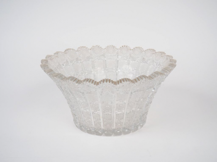 Compotier en cristal taillé à décor d'étoiles et de croisillons. Dim :