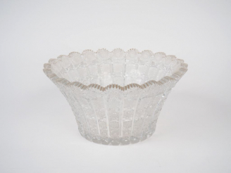 Vente aux enchères Compotier en cristal taillé à décor d'étoiles et de croisillons. Dim :