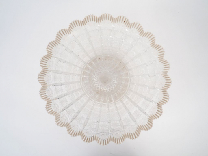 Compotier en cristal taillé à décor d'étoiles et de croisillons. Dim :