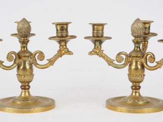 Vente aux enchères Paire de bougeoirs de style Restauration en bronze à décor de pommes d