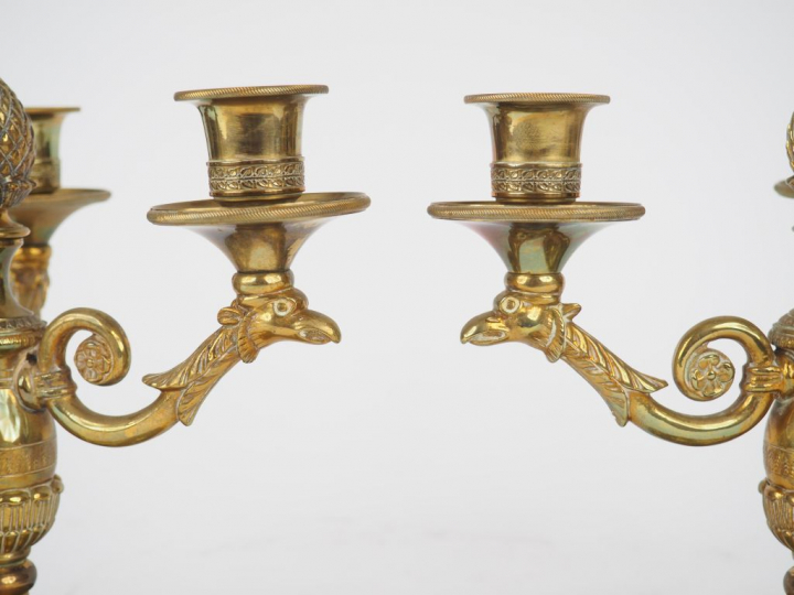 Paire de bougeoirs de style Restauration en bronze à décor de pommes d