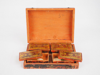 Vente aux enchères Boite à jetons XVIIIème en bois laqué rouge et doré. Dim: 3,6 x 19 x 1