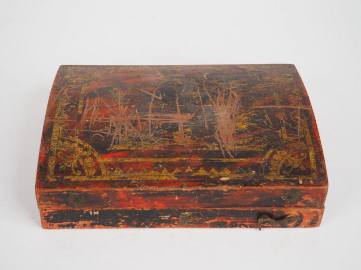 Boite à jetons XVIIIème en bois laqué rouge et doré. Dim: 3,6 x 19 x 1