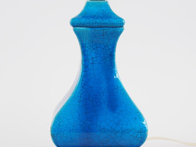 Vase en porcelaine de Chine à fond bleu craquelé. Monté en lampe. H. 2