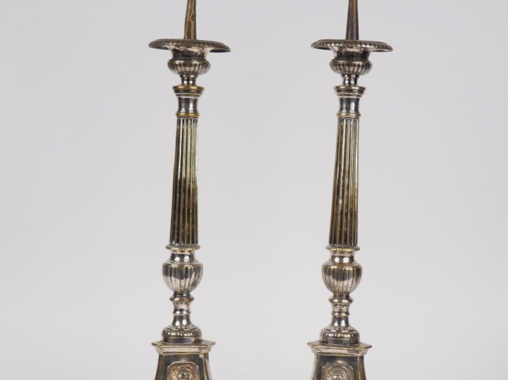 Paire de pique-cierges en bronze argenté de style Louis XIII. H. 59,5 