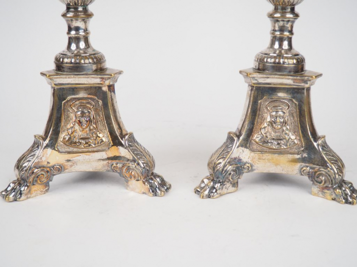 Paire de pique-cierges en bronze argenté de style Louis XIII. H. 59,5 