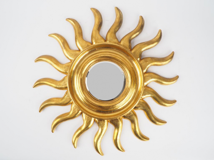 Miroir de sorcière, encadrement en forme de soleil en bois sculpté et 