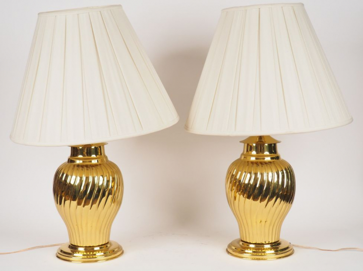 Paire de lampes en cuivre jaune, de forme balustre. H. 41 cm.