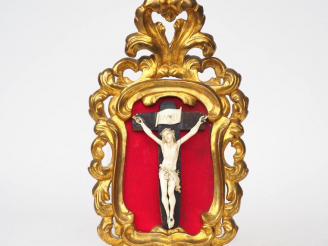 Vente aux enchères Crucifix en bois et ivoire dans un cadre en bois et stuc doré et ajour