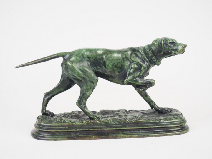DUBUCAND. "Pointer à l'arrêt". Sculpture en bronze à patine verte. Sig