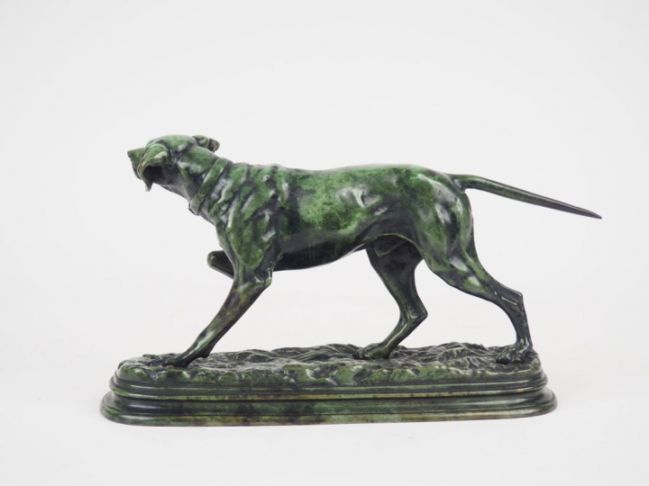 DUBUCAND. "Pointer à l'arrêt". Sculpture en bronze à patine verte. Sig