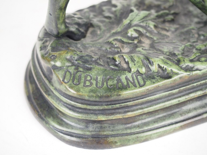DUBUCAND. "Pointer à l'arrêt". Sculpture en bronze à patine verte. Sig