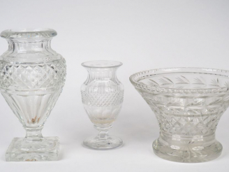 Vente aux enchères 	SAINT LOUIS,  Vase en cristal taillé, à décor de croisillons (égrenur