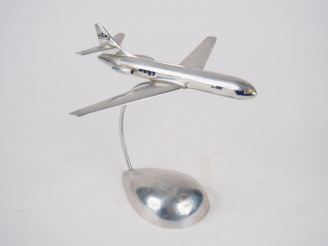 Vente aux enchères Sujet en métal chromé « Caravelle ». Dim : 18,5 x 12,5 cm.