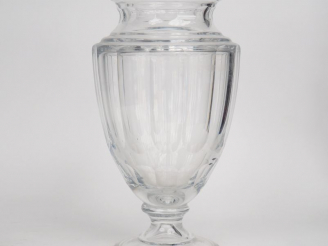 Vente aux enchères VAL ST LAMBERT. Grand vase Médicis en cristal. Signé. H. 35 cm.
