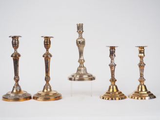 Vente aux enchères Paire de bougeoirs de style Louis XV en métal argenté Paire de bougeoi