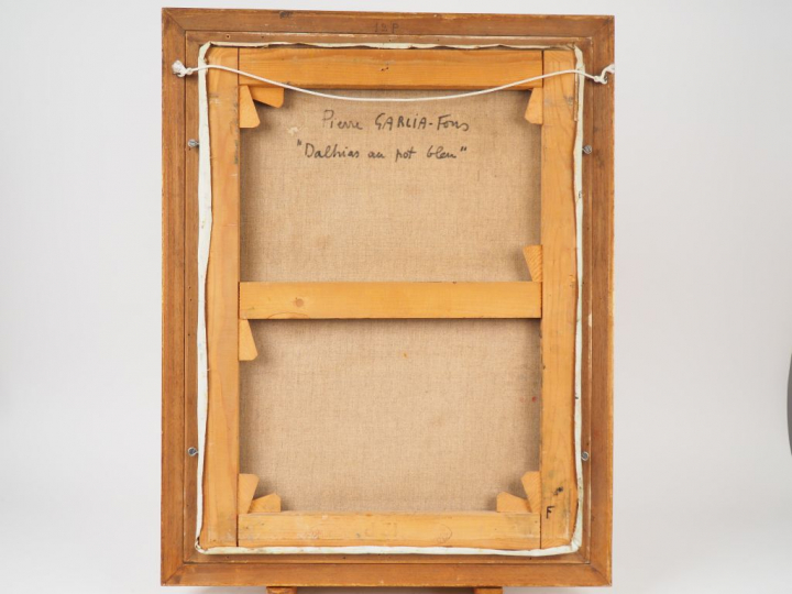 GARCIA-FONS. "Dalhias au pot bleu". Huile sur toile. Signée en bas à g