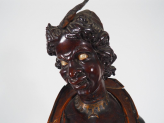 Vente aux enchères "Chimère". Grande sculpture XIXème en bois polychrome. H. 180 cm.