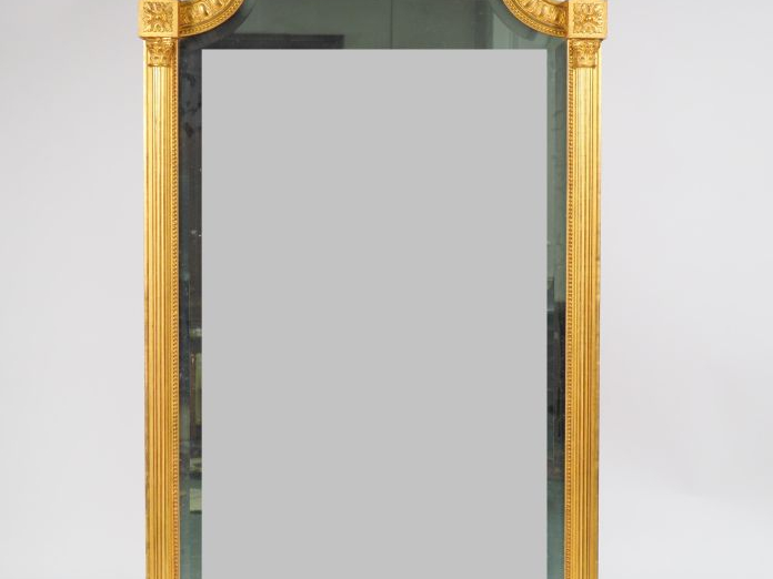 Grande glace en bois et stuc doré, de style Louis XVI à décor de frise