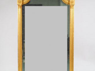 Vente aux enchères Grande glace en bois et stuc doré, de style Louis XVI à décor de frise