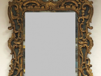 Vente aux enchères Glace à parecloses Louis XV en bois et stuc polychrome, à décor de roc