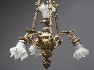 Vente aux enchères Lustre Napoléon III en bronze, éclairant à quatre lumières. H. 86 cm.