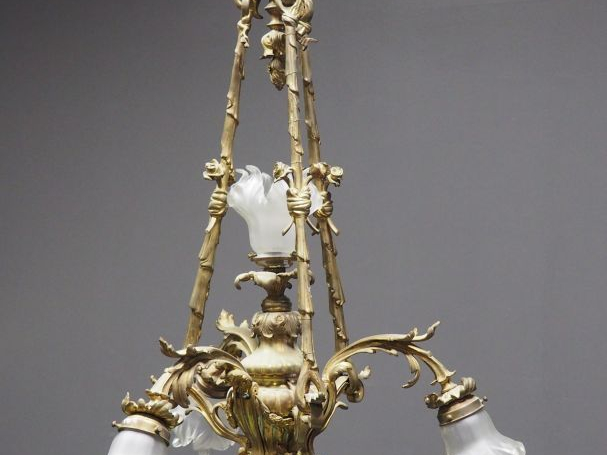 Lustre Napoléon III en bronze, éclairant à quatre lumières. H. 86 cm.