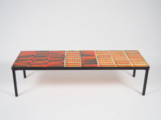 Vente aux enchères CAPRON (attribué à). Table basse en fer forgé, plateau en céramique po