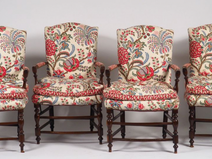 Suite de quatre fauteuils provençaux en chêne mouluré et sculpté, garn