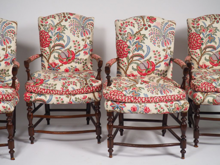 Suite de quatre fauteuils provençaux en chêne mouluré et sculpté, garn