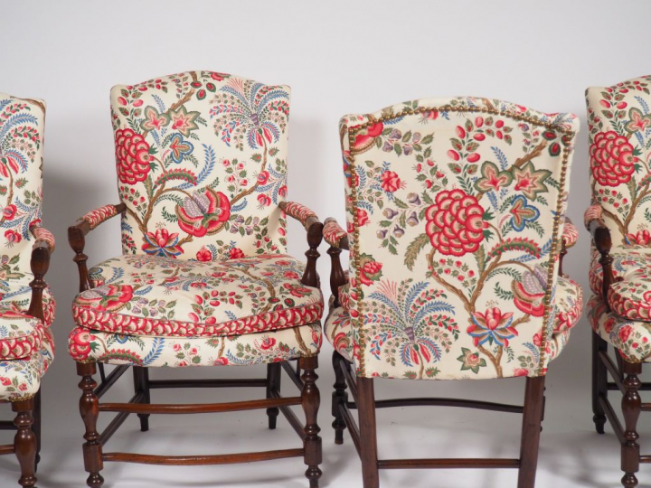 Suite de quatre fauteuils provençaux en chêne mouluré et sculpté, garn