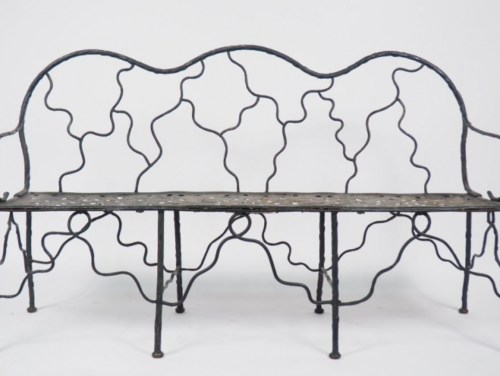 Banc de jardin XXème en fer forgé et tôle. Dim : 93 x 151 x 53 cm.